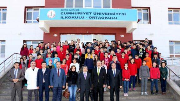 Dr. Doğan KAYA Cumhuriyet Üniversitesi Ortaokulunda