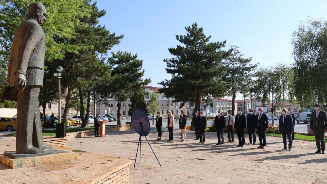 İlköğretim Haftası Dolayısıyla Atatürk Anıtında Tören Düzenlendi.